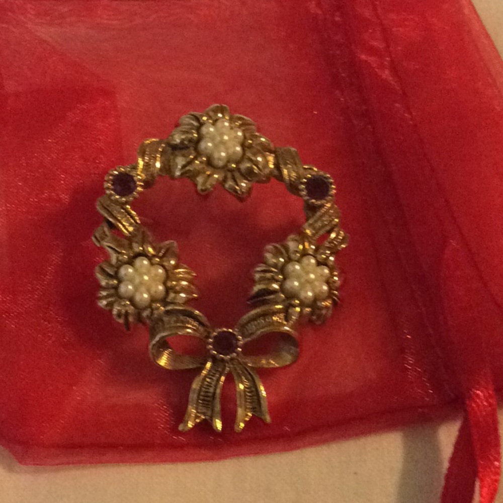 Vintage Wreath Pin